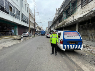 Patroli Polsek Pabean Cantikan Pantau Kelancaran Arus Lalu Lintas Jalan Bongkaran