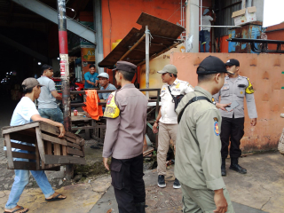 Bhabinkamtibmas Asemrowo Dampingi Penertiban PKL di Jalan Tanjung Sari