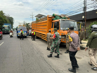 Penertiban Truk Parkir Sembarangan Di Perak Timur Dan Utara, Bhabinkamtibmas Bongkaran Bersama Tiga Pilar