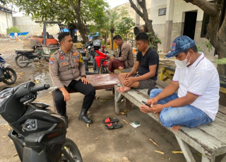 Bhabinkamtibmas Wonokusumo Laksanakan Sambang Warga di Jalan Wonosari Wetan Baru