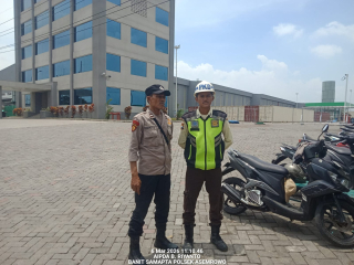 Patroli Polsek Asemrowo Lakukan Pemantauan di Pergudangan Timbangan PT Jaja Agung Bright Gas, Sampaikan Himbauan Harkamtibmas dan Antisipasi 3C