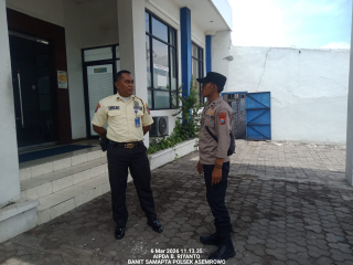 Patroli Polsek Asemrowo Laksanakan Pemantauan Objek Vital di Bank Panin Tambak Langon, Sampaikan Himbauan Harkamtibmas dan Antisipasi 3 Cepu