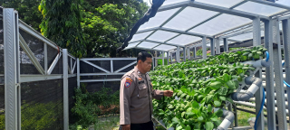 Bhabinkamtibmas Tanjung Perak Laksanakan Pembinaan Program Ketahanan Pangan di Pekarangan Hidroponik Taman Petekkan Riverside