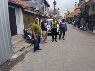 Polsek Semampir Gelar Patroli Kamtibmas di Jalan Petukangan Antisipasi Parkir Liar, Peziarah, dan Kerawanan 3C