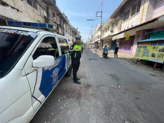 Polsek Pabean Cantikan Laksanakan Pemantauan Arus Lalu Lintas di Jalan Bongkaran, Pastikan Kondisi Tetap Lancar dan Aman