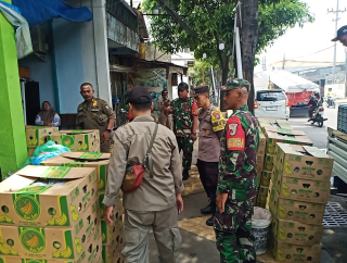 Bhabinkamtibmas Polsek Asemrowo Dampingi Satpol PP Tertibkan PKL di Jalan Tambak Mayor dan Tanjungsari