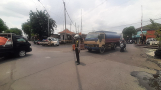 Personil Polsek Asemrowo Laksanakan Pengaturan Arus Lalu Lintas di Persimpangan Rel KA Tambak Mayor