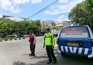 Personil Polsek Pabean Cantikan Laksanakan Patroli Harkamtibmas dan Pengaturan Arus Lalu Lintas di Jalan Jagalan