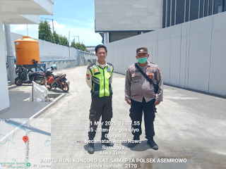 Personil Polsek Asemrowo Laksanakan Patroli Dialogis di Pergudangan Jalan Margomulyo Antisipasi Kerawanan 3C