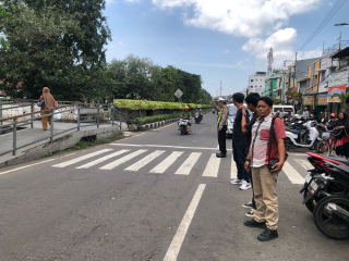 Personel Polsek Semampir Laksanakan Patroli Kamtibmas di Pintu Masuk Wisata Religi Sunan Ampel Antisipasi Parkir Liar dan Kerawanan 3C