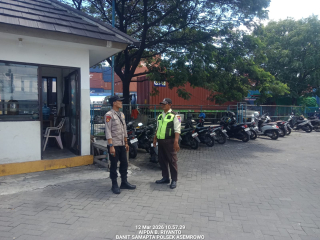 Personel Polsek Asemrowo Laksanakan Patroli Dialogis dan Pemantauan Pergudangan di Kawasan Kalianak Barat Antisipasi Kejahatan 3C