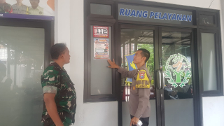 Bhabinkamtibmas Kelurahan Asemrowo Laksanakan Pemasangan Pamflet Himbauan Waspada Penipuan Telepon