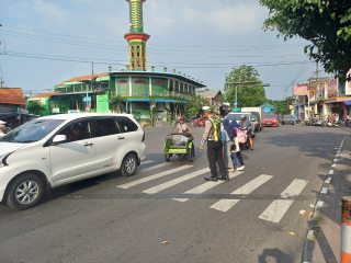 Pemantauan dan Pengaturan Arus Lalu Lintas Polsek Semampir di TL Karang Tembok, Tertibkan Pengendara Lawan Arus