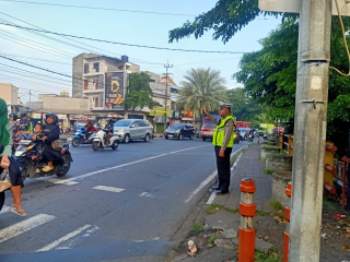 Pemantauan dan Pengaturan Arus Lalu Lintas Polsek Semampir di TL Karang Tembok Berjalan Tertib dan Lancar