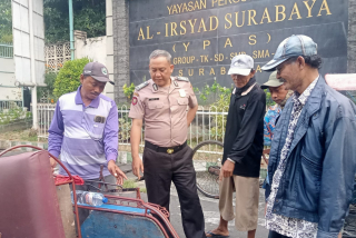 Bhabinkamtibmas Ujung Sambang Tukang Becak di Depan Yayasan Al Irsyad, Sampaikan Imbauan Kamtibmas
