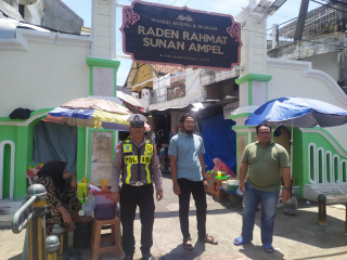 Patroli Harkamtibmas Polsek Semampir di Pintu Masuk Wisata Religi Sunan Ampel Antisipasi Kerawanan