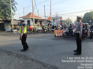 Pelayanan Pagi Polsek Asemrowo di Perlintasan Kereta Api Tambak Mayor, Arus Lalu Lintas Lancar dan Aman
