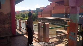 Polsek Asemrowo Laksanakan Patroli Pemantauan Pintu Air Balong II Antisipasi Banjir dan 3C