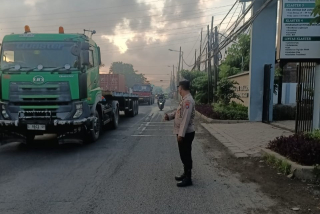 Polsek Krembangan Laksanakan Pos Awal di Jalan Kalianak Antisipasi Jam Sibuk Pagi