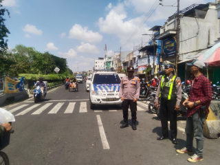 Polsek Semampir Laksanakan Patroli Kamtibmas di Pintu Masuk Wisata Religi Sunan Ampel