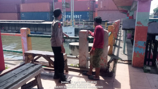 Polsek Asemrowo Laksanakan Pemantauan Pintu Air Balong II Antisipasi Banjir