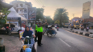 Pemantauan Arus Lalu Lintas di TL Karang Tembok, Personil Polsek Semampir Bantu Penyeberangan dan Tertibkan Kendaraan Lawan Arah