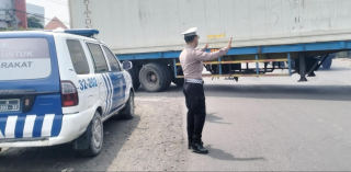 Pemantauan Arus Lalu Lintas di Jalan Kalianak Depan SPBU, Polsek Krembangan Pastikan Situasi Tetap Lancar dan Terkendali