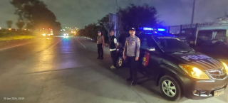 Patroli Mobile Dini Hari di Jalan Dupak Rukun, Pawas Kanit Samapta Polsek Asemrowo Antisipasi 3C dan Tawuran Remaja