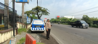 Pemantauan Arus Lalu Lintas di Jalan Kalianak, Personil Polsek Krembangan Pastikan Situasi Tetap Lancar dan Aman