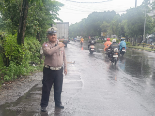 Pemantauan Arus Lalu Lintas di Sekitar Pos Mbah Ratu Saat Cuaca Gerimis, Personil Polsek Krembangan Pastikan Situasi Tetap Lancar dan Aman
