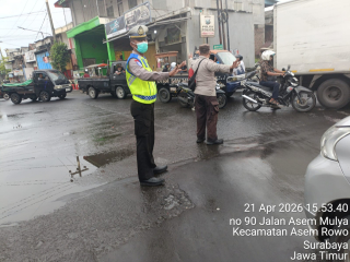Pengaturan Pos Akhir di Perlintasan Kereta Api Jalan Tambak Mayor, Personil Polsek Asemrowo Pastikan Arus Lalu Lintas Tetap Lancar dan Terkendali