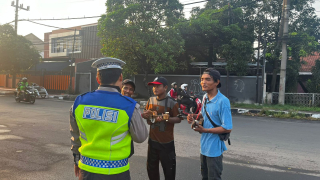 Satlantas Polres Pelabuhan Tanjung Perak Gelar Sosialisasi Tatap Muka untuk Tingkatkan Kesadaran Tertib Berlalu Lintas