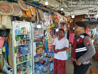 Patroli Kota Presisi Satsamapta Polres Pelabuhan Tanjung Perak Sambangi UMKM Ampel untuk Jaga Kamtibmas