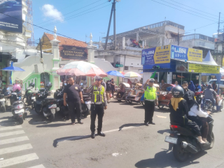 Patroli Kamtibmas di Kawasan Wisata Religi Sunan Ampel, Personil Polsek Semampir Antisipasi Gangguan Keamanan