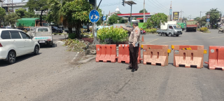 Pengalihan Arus Dilakukan Personil Polsek Krembangan untuk Urai Kepadatan Lalu Lintas di Jalan Kalianak