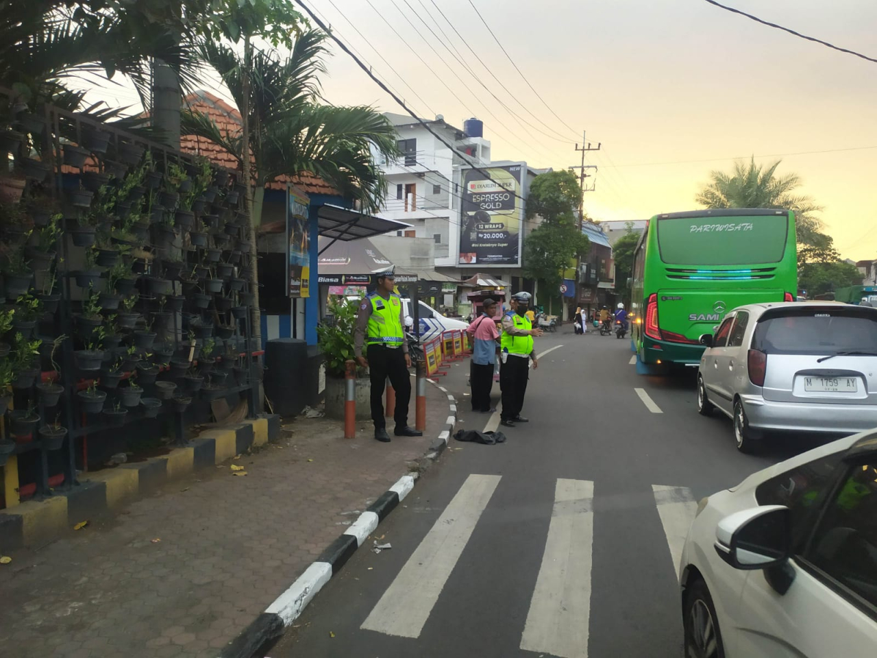 Polsek Semampir Laksanakan Pengaturan Lalu Lintas dan Operasi Kasat Mata untuk Tertibkan Pengendara