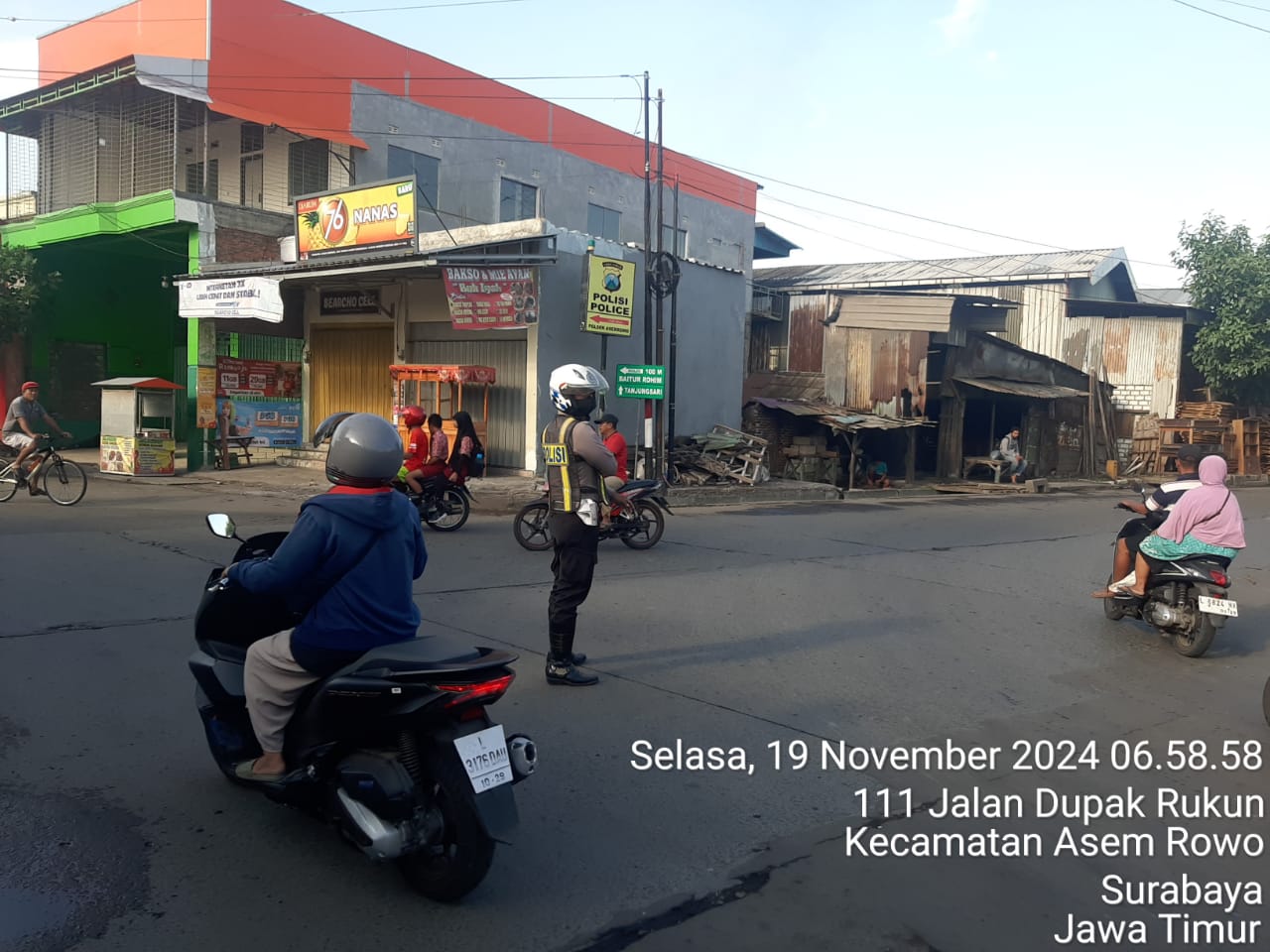 Polsek Asemrowo Laksanakan Pos Awal Pengaturan Lalu Lintas di Persimpangan Rel KA Tambak Mayor