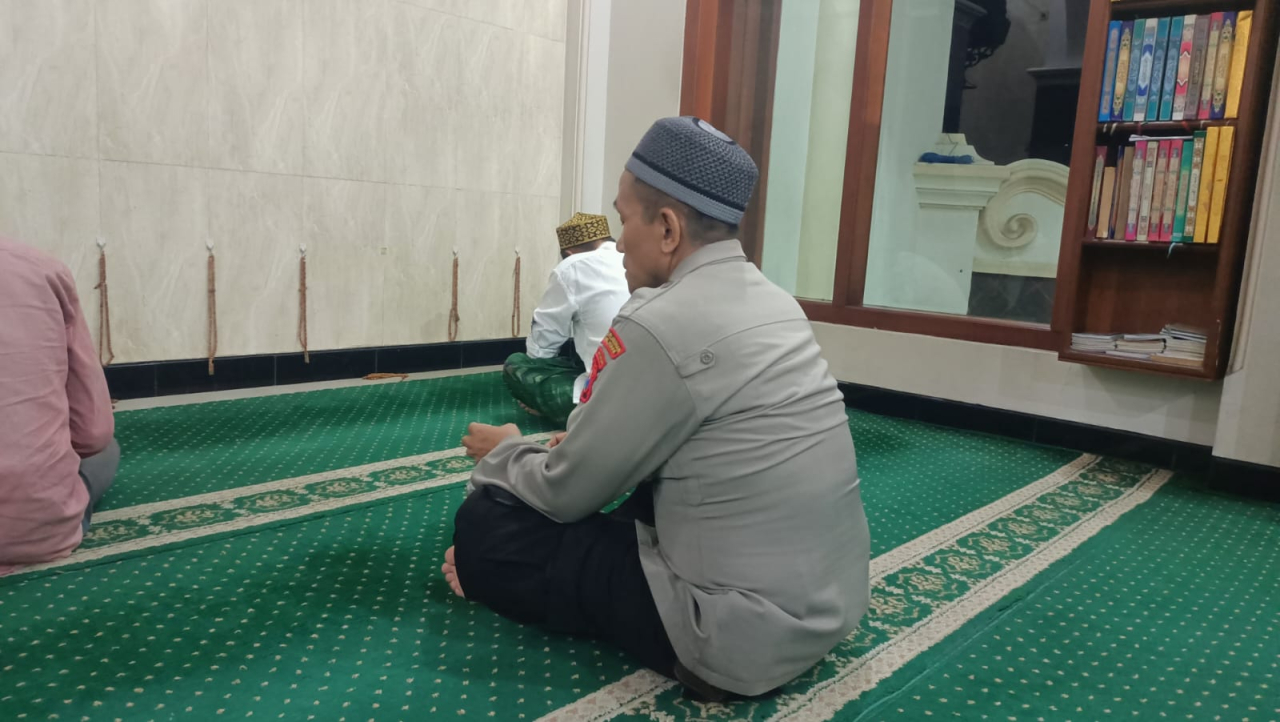 Polsek Pabean Cantikan Laksanakan Sholat Subuh Berjamaah di Masjid Nurul Ihsan