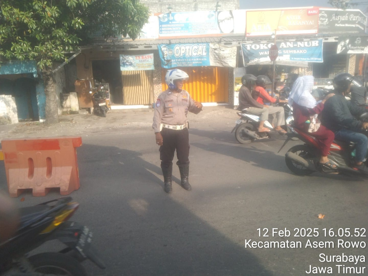 Personil Polsek Asemrowo Laksanakan Patroli Lalu Lintas di Rel Kereta Api Tambak Mayor