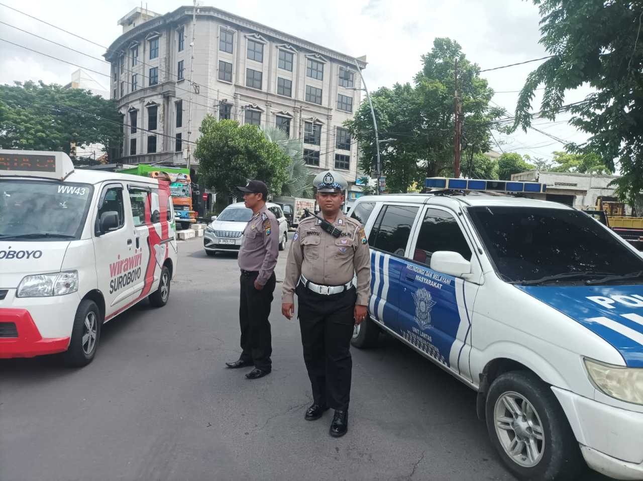 Personil Polsek Pabean Cantikan Gelar Patroli Keamanan 3C dan Pemantauan Arus Lalu Lintas di Sekitar Pasar Atom