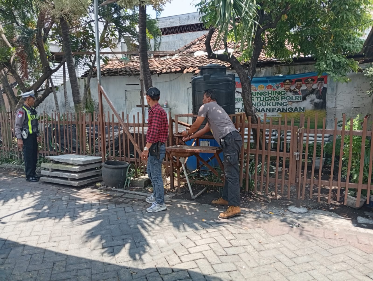 Personil Polsek Semampir Laksanakan Patroli Harkamtibmas dan Pengecekan Program Sandang Pangan di Kampung Tangguh