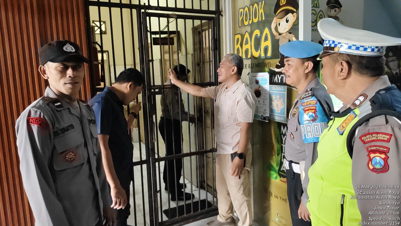Pemeriksaan Rutin, Personil Polsek Asemrowo Pastikan Kondisi Tahanan Aman dan Sehat