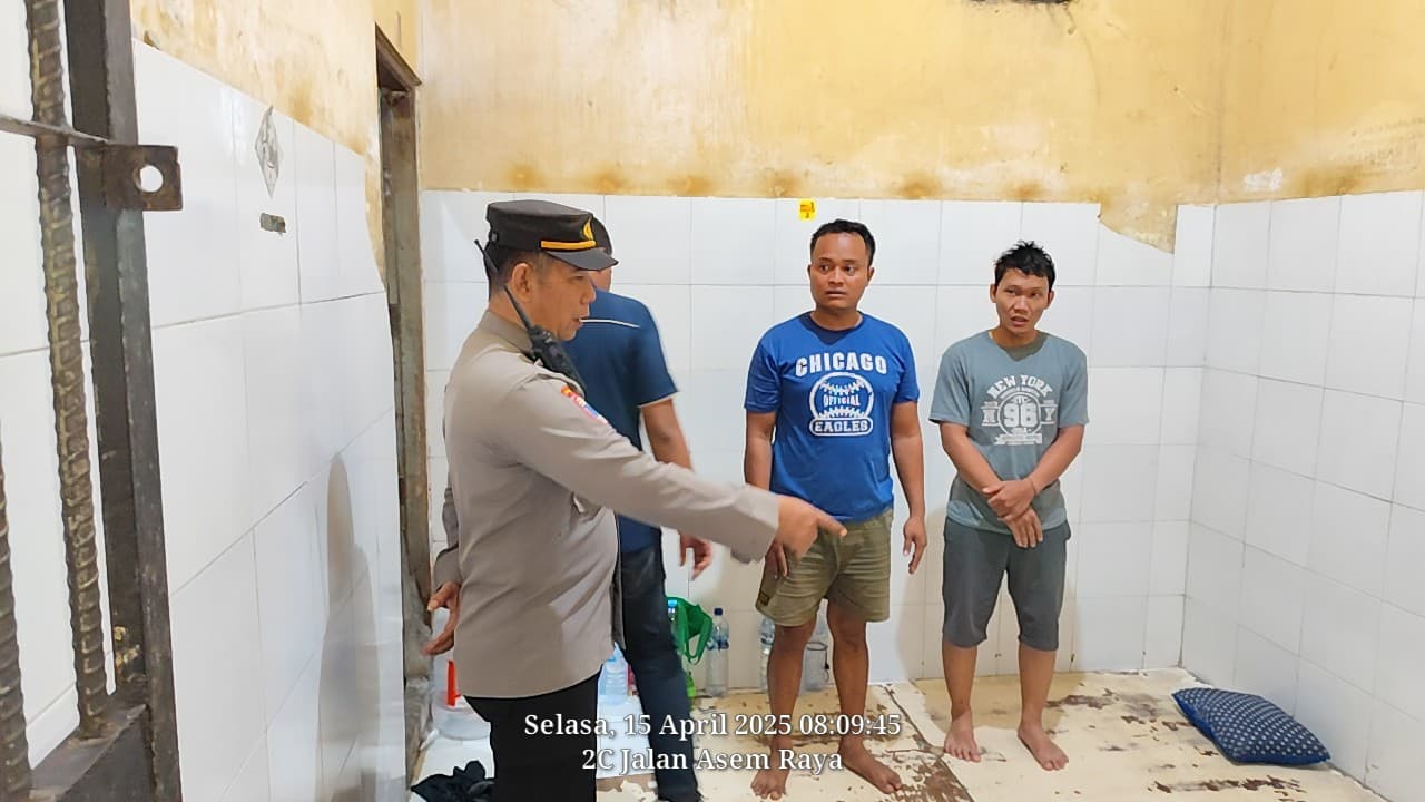 Pemeriksaan Rutin Ruang Tahanan, Personil Polsek Asemrowo Pastikan Keadaan Aman dan Terkendali