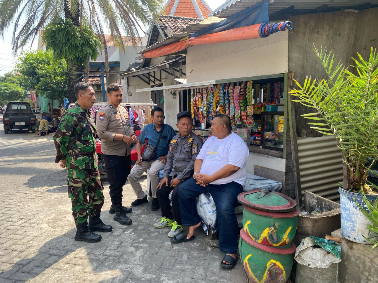 Sinergi TNI-Polri, Bhabinkamtibmas dan Babinsa Wonokusumo Sambangi Warga, Imbau Anak Tidak Keluar Malam Tanpa Keperluan