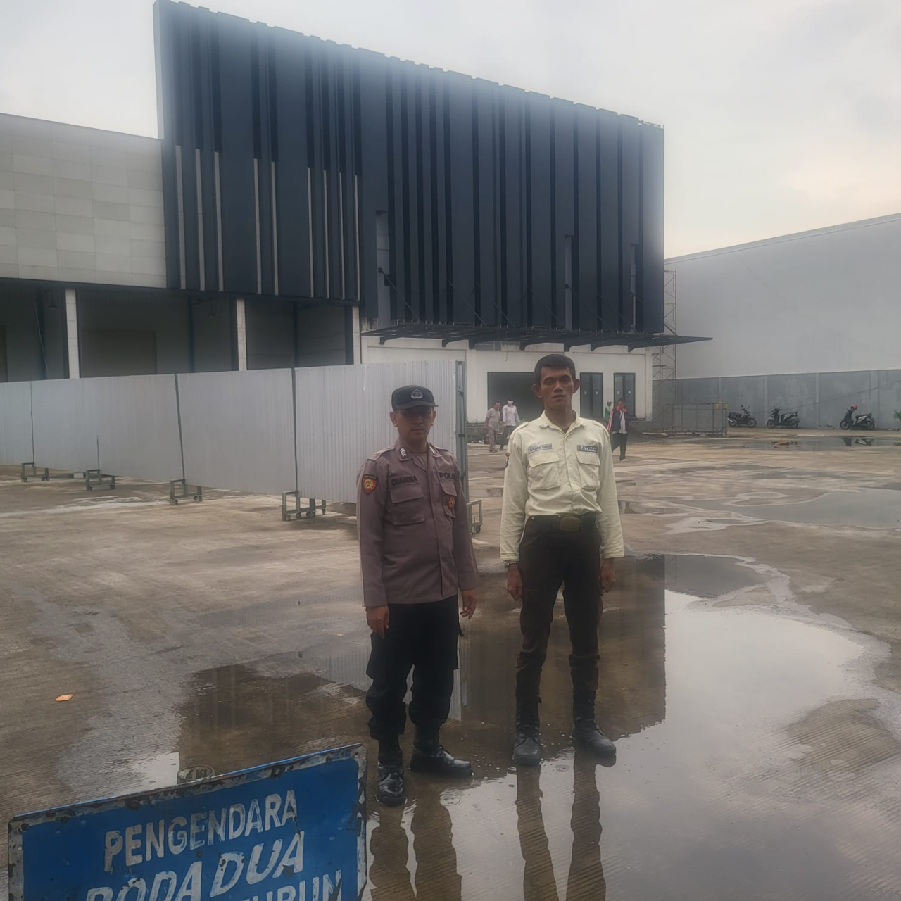 Personil Polsek Asemrowo Laksanakan Patroli Keamanan di PT Injaplas, Sampaikan Imbauan Harkamtibmas