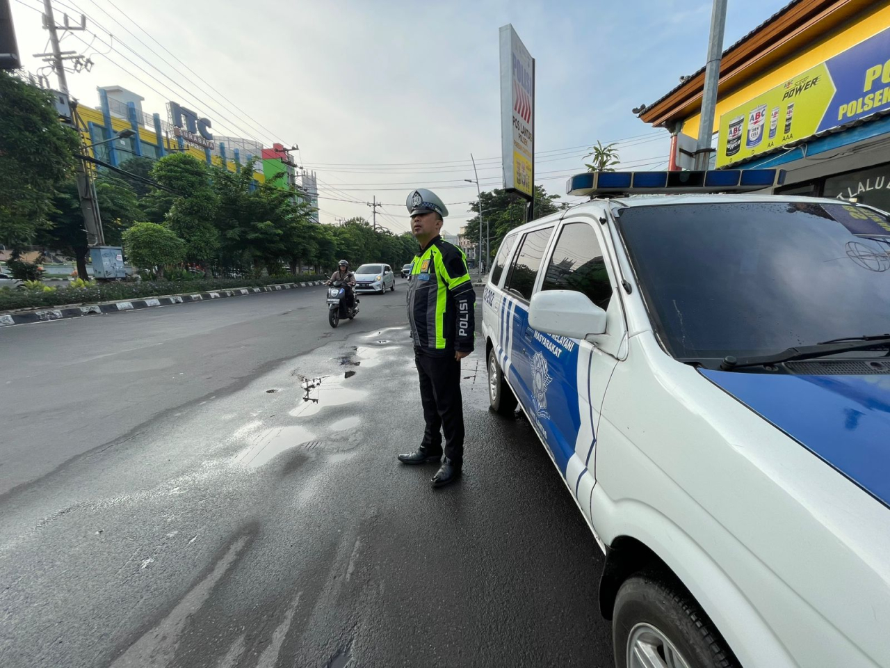 Patroli Keamanan dan Pengaturan Lalu Lintas di Jalan Bunguran oleh Polsek Pabean Cantikan