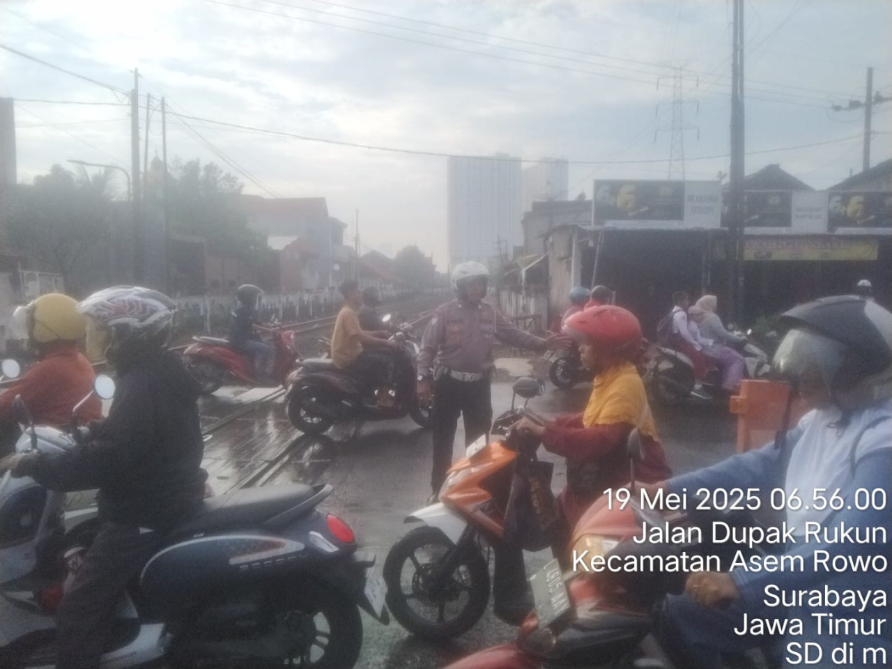 Personil Polsek Asemrowo Laksanakan Patroli dan Pengaturan Lalu Lintas Pagi di Perlintasan Rel KA Tambak Mayor