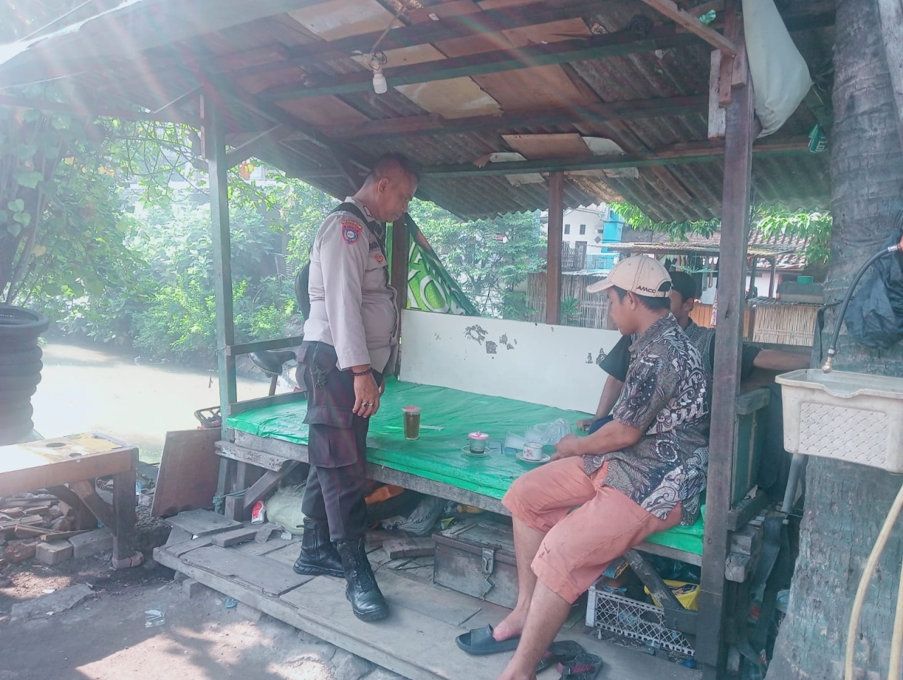 ripka Suprapto Bhabinkamtibmas Ujung Polsek Semampir Sambangi Warga di Pinggir Kali Jalan Sawah Pulo, Sampaikan Pesan Kamtibmas