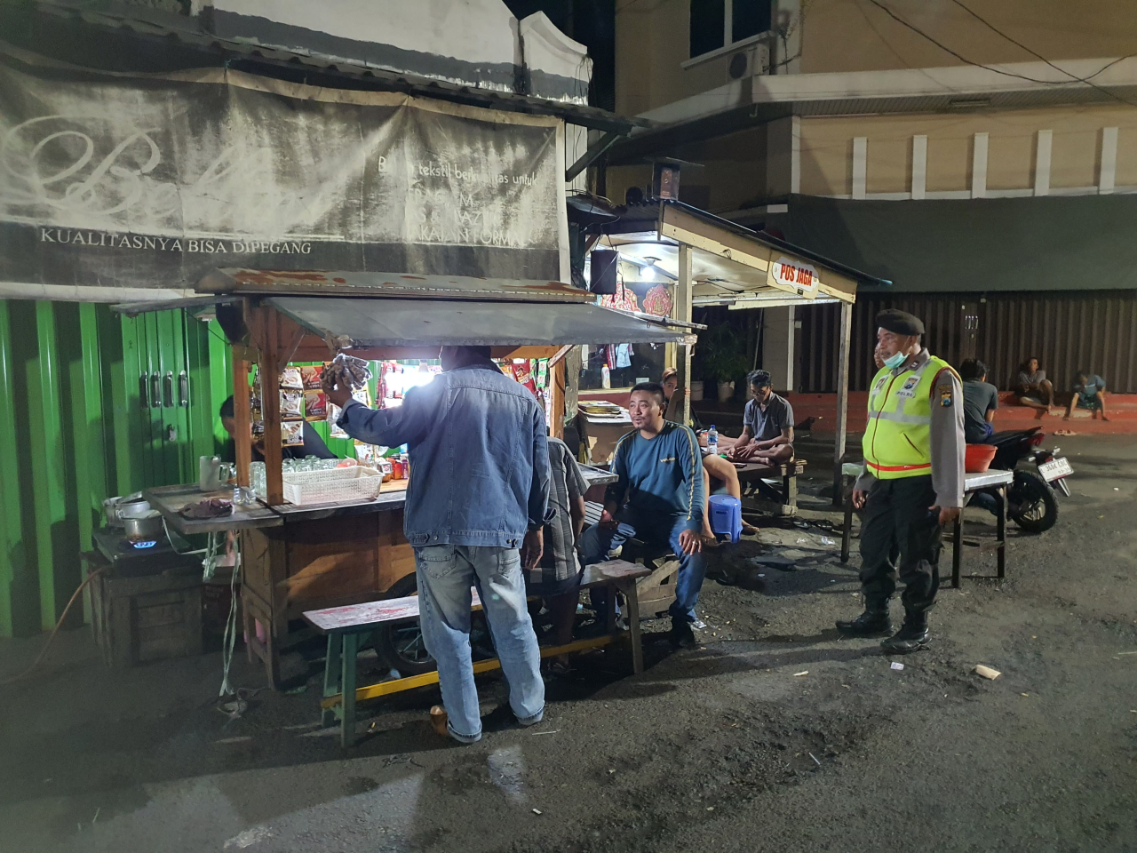 Piket Fungsi Polsek Pabean Cantikan Laksanakan Patroli Harkamtibmas Dini Hari di Kawasan Bongkaran