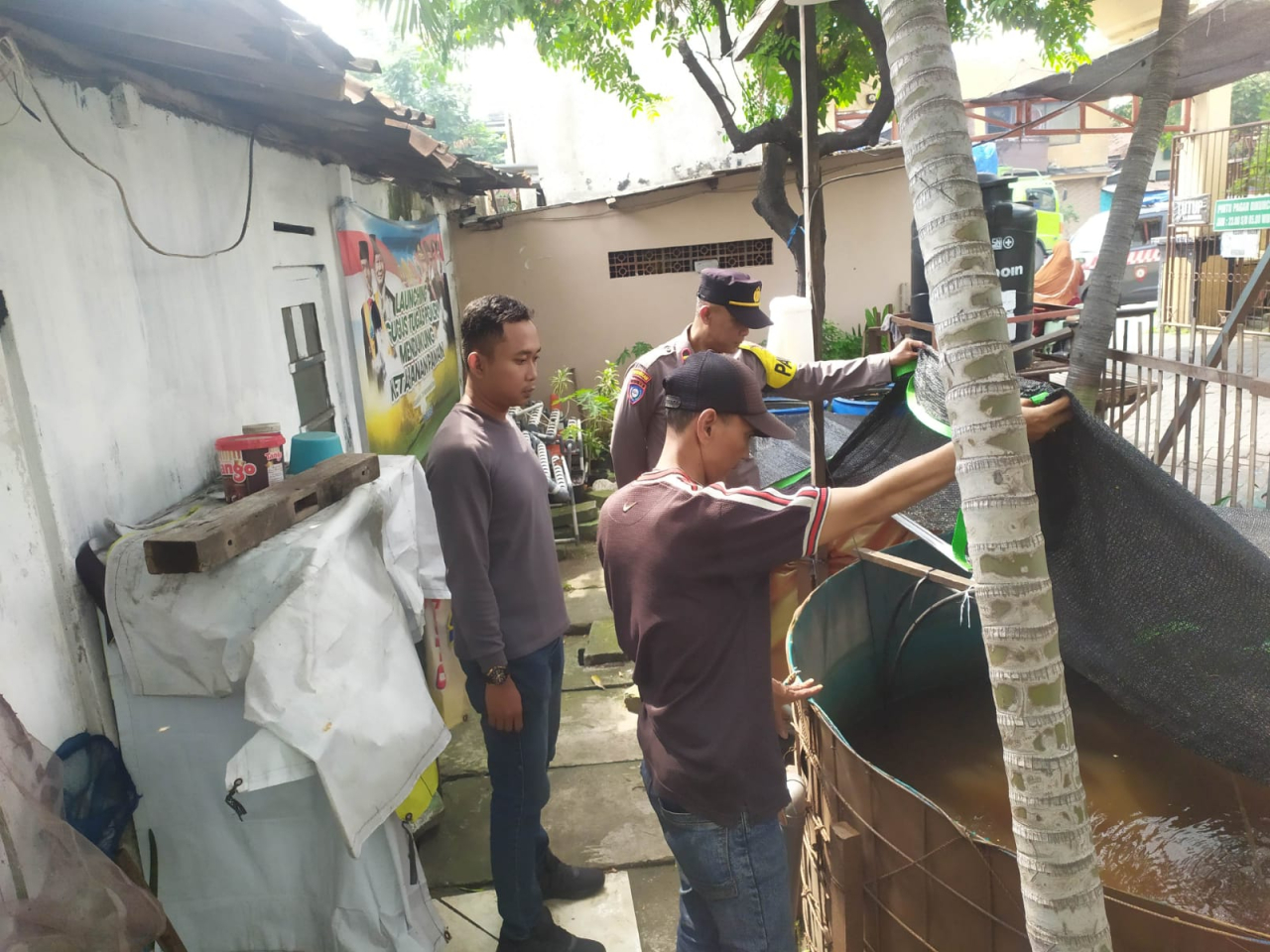 Pemantauan Ketahanan Pangan, Polsek Semampir Laksanakan Patroli di Kampung Tangguh Sidotopo